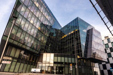 Dublin, İrlanda - 1 Ocak 2020: Facebook genel merkezi logosu, Büyük Kanal Meydanı, Dublin, İrlanda 