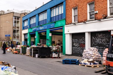 Dublin, İrlanda - 30 Aralık 2019: OMalley Brendan, Dublin, İrlanda 'daki insanlarla birlikte meyve ve sebze toptancılığı