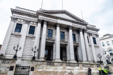 Dublin, İrlanda - 30 Aralık 2019 Dublin Belediyesi Cephesi, Dublin, İrlanda 'da Dame Caddesi' nde insanlar var.
