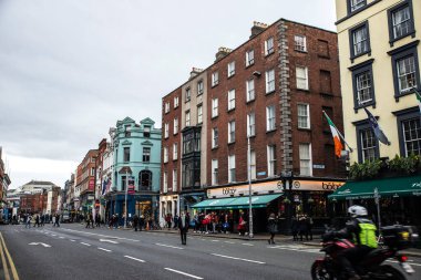 Dublin, İrlanda - 30 Aralık 2019: Dublin, İrlanda 'nın merkezinde restoranları, İrlanda barları ve insanları olan Dame Caddesi 