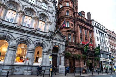 Dublin, İrlanda - 30 Aralık 2019: Dublin, İrlanda 'nın merkezinde dükkanları, restoranları, İrlanda barları ve insanları olan Dame Caddesi 