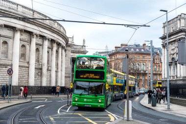 Dublin, İrlanda - 30 Aralık 2019: Otobüs trafiği ve insanlar Dublin, İrlanda 'nın merkezinde 