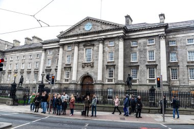 Dublin, İrlanda - 30 Aralık 2019: Trinity Koleji Cephesi, resmi olarak Dublin yakınlarındaki Kutsal ve Bölünmez Kraliçe Elizabeth Üçlemesi Koleji