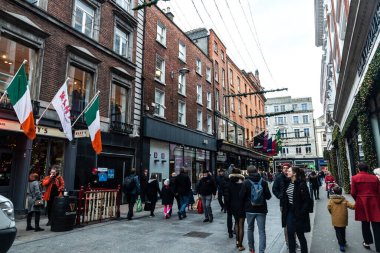 Dublin, İrlanda - 30 Aralık 2019: Dublin, İrlanda 'nın merkezinde restoranları, lüks dükkanları ve insanları bulunan Grafton Caddesi 