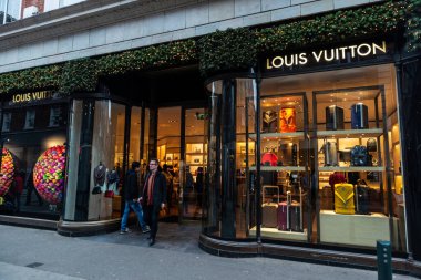 Dublin, İrlanda - 30 Aralık 2019: Dublin, İrlanda 'nın merkezinde insanların bulunduğu bir Louis Vuitton giyim mağazasının cephesi