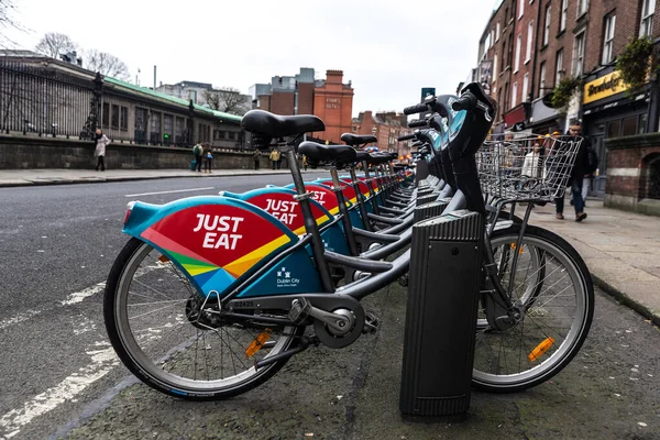 Dublín Irlanda Diciembre 2019 Una Fila Bicicletas Alquiler Con Publicidad — Foto de Stock