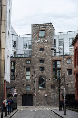 Dublin, İrlanda - 30 Aralık 2019: Bow Street ve Smithfield Square, Dublin, İrlanda 'daki Jameson Damıtma Fabrikası Cephesi 