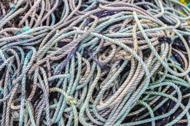 Birçok balıkçı ipi, İrlanda 'nın Dublin yakınlarındaki küçük bir balıkçı kasabası olan Howth ticaret limanında soyut bir arka plan olarak kullanılıyor.