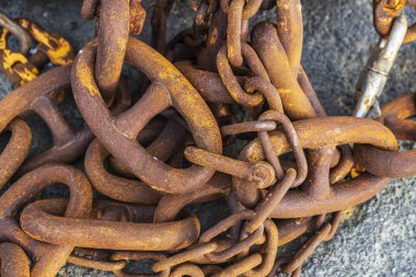 İrlanda 'nın Howth limanında balık tutmak için kullanılan paslı metal zincirler yığını.