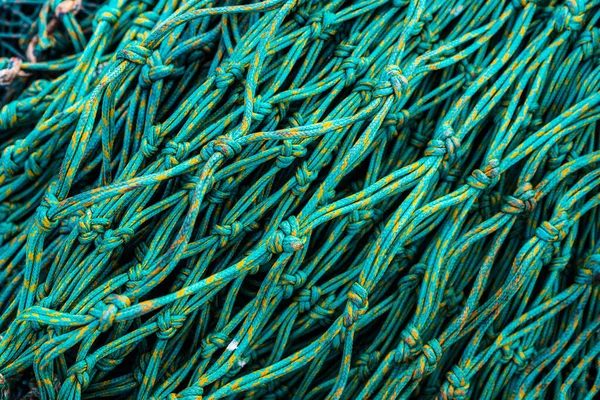 İrlanda 'nın Dublin yakınlarındaki küçük bir balıkçı kasabası olan Howth limanında soyut bir arka plan olarak bir sürü balıkçı ağı bulunuyor.