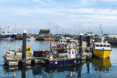 Howth, İrlanda - 1 Ocak 2020 Dublin, İrlanda yakınlarındaki küçük bir balıkçı köyünde balıkçı gemileri
