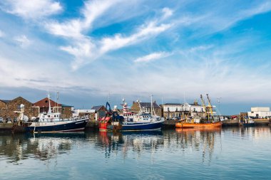 Howth, İrlanda - 1 Ocak 2020 Dublin, İrlanda yakınlarındaki küçük bir balıkçı köyünde balıkçı gemileri