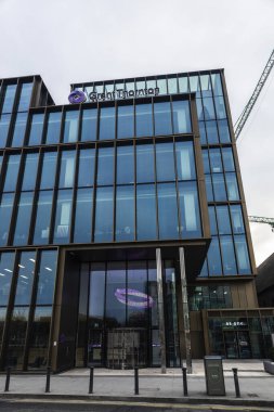 Dublin, İrlanda - 1 Ocak 2020: Grand Canal Dock, Dublin, İrlanda 'daki Grant Thornton karargahının cephesi ve işareti