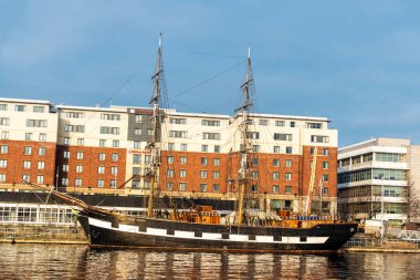 Dublin, İrlanda - 1 Ocak 2020 Dublin, İrlanda 'da Liffey nehrine demirlemiş Jeanie Johnston adında eski bir ahşap yelkenli.