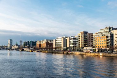 Dublin, İrlanda - 1 Ocak 2020: Liffey, İrlanda 'dan Dublin manzarası