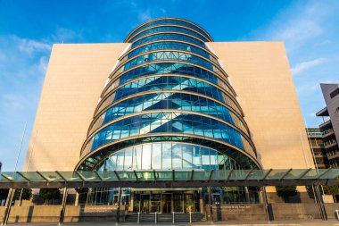 Dublin, İrlanda - 1 Ocak 2020: Dublin Kongre Merkezi Cephesi, mimar Kevin Roche tarafından tasarlandı, Dublin, İrlanda Grand Canal Rıhtımı