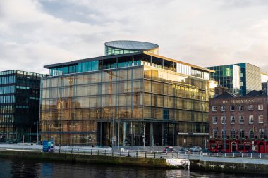 Dublin, İrlanda - 1 Ocak 2020: McCann FitzGerald Hukuk Merkezi Cephesi, İrlandalı hukuk firması, Liffey nehrinin yanında Büyük Kanal Rıhtımı, Dublin, İrlanda
