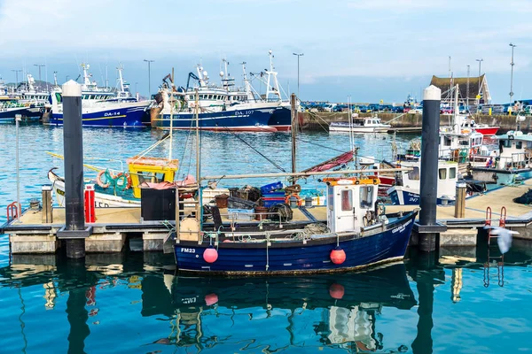 爱尔兰豪思 2020年1月1日 在爱尔兰都柏林附近的小贸易港口豪思渔村的渔船 — 图库照片