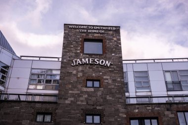 Dublin, İrlanda - 1 Ocak 2020: Bow Caddesi ve Smithfield Meydanı 'ndaki Jameson Damıtma Fabrikası Cephesi, İrlanda 