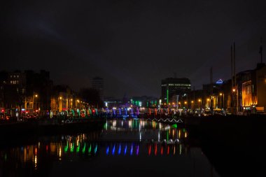 Dublin, İrlanda - 30 Aralık 2019: Dublin manzarası Liffey, İrlanda 'dan dekorasyon ve Noel ışıkları ile