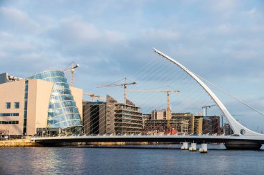 Dublin, İrlanda - 1 Ocak 2020: Samuel Beckett Köprüsü, mimar Santiago Calatrava ve Dublin Kongre Merkezi tarafından tasarlandı, Liffey nehri üzerinde Grand Canal Dock, Dublin, İrlanda