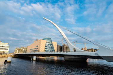 Dublin, İrlanda - 1 Ocak 2020: Samuel Beckett Köprüsü, mimar Santiago Calatrava ve Dublin Kongre Merkezi tarafından tasarlandı, Liffey nehri üzerinde Grand Canal Dock, Dublin, İrlanda