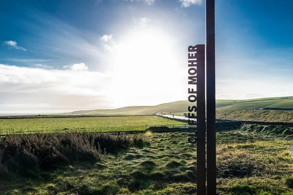 アイルランドのクレア州のBurren地域の南西端に位置する海の崖であるMoherの崖の兆候 — ストック写真