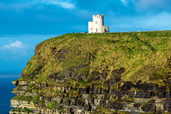 Briens Tower Auf Den Cliffs Moher Mit Menschen Der Umgebung — Stockfoto