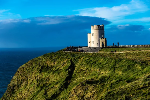 Briens Tower Útesech Moher Lidmi Kolem Mořské Útesy Nachází Jihozápadním — Stock fotografie