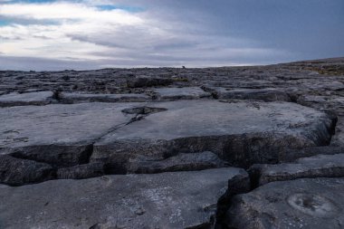 Günbatımında Burren 'in Karst manzarası, Munster eyaletinin Clare ilçesinde, Atlantik Okyanusu' nun batısında, İrlanda kıyısında.