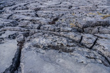 Günbatımında Burren 'in Karst manzarası, Munster eyaletinin Clare ilçesinde, Atlantik Okyanusu' nun batısında, İrlanda kıyısında.
