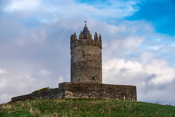 ムンスター県クレア県の中世の城は 大西洋によって西に隣接し アイルランドの海岸にあります — ストック写真