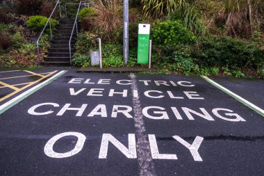 Clifden, İrlanda - 4 Ocak 2020: İrlanda 'nın Connemara bölgesindeki Clifden kasabasında elektrikli araçlar için ayrılmış park yeri