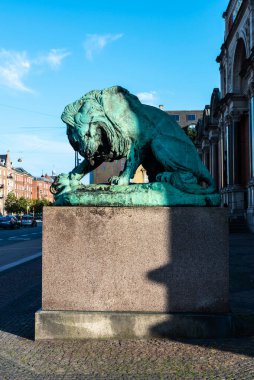 Danimarka 'nın Kopenhag kentindeki Ny Carlsberg Glyptotek sanat müzesinin önündeki aslan heykeli. 