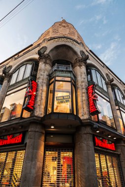 Kopenhag, Danimarka - 26 Ağustos 2019: Danimarka 'nın Kopenhag kentindeki Stroget caddesi yakınlarındaki Art Deco Metropol binasında bulunan New Yorker moda mağazası