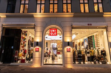 Kopenhag, Danimarka - 26 Ağustos 2019: Kopenhag, Danimarka 'da Stroget alışveriş caddesi boyunca bulunan Uniqlo moda mağazası