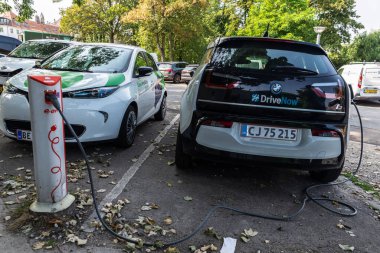 Kopenhag, Danimarka - 27 Ağustos 2019: Danimarka 'nın Kopenhag kentindeki bir caddede elektronik arabanın şarj noktasında şarj edilen piller