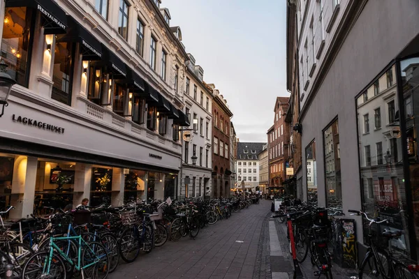 Kopenhagen Denemarken Augustus 2019 Straat Vol Geparkeerde Fietsen Oude Binnenstad — Stockfoto