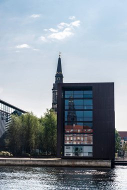 Christianshavn, Kopenhag, Danimarka 'daki bir kilise ve modern binanın soyutlanması