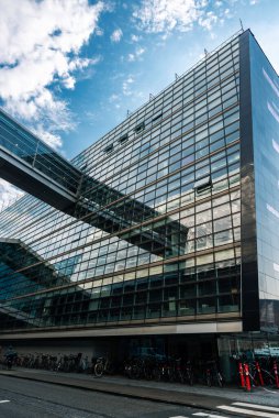 Kopenhag, Danimarka - 27 Ağustos 2019: Black Diamond binasındaki Kraliyet Kütüphanesi cephesi, modern cam ofis binası, Kopenhag, Danimarka