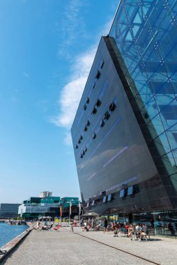 Kopenhag, Danimarka - 27 Ağustos 2019: Black Diamond binasındaki Kraliyet Kütüphanesi cephesi, modern cam ofis binası, Kopenhag, Danimarka