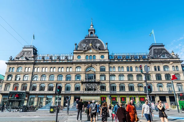 Kopenhag, Danimarka - 27 Ağustos 2019: Magasin du Nord Cephesi, Danimarka 'nın başkenti Danimarka' nın başkenti Kopenhag 'da bulunan amiral gemisi mağazaları zinciri 
