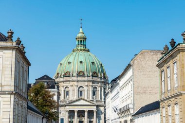 Frederik Kilisesi (Frederiks Kirke) veya Danimarka 'nın Kopenhag kentindeki Evanjelik Lüteryen Kilisesi (Marmorkirken) cephesi