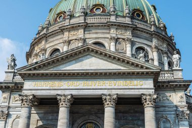 Frederik Kilisesi (Frederiks Kirke) veya Danimarka 'nın Kopenhag kentindeki Evanjelik Lüteryen Kilisesi (Marmorkirken) cephesi