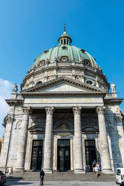 Kopenhag, Danimarka - 27 Ağustos 2019: Frederik Kilisesi Cephesi (Frederiks Kirke) veya Marmorkirken Kilisesi (Marmorkirken), Danimarka 'nın Kopenhag kentindeki Evanjelik Lüteryen Kilisesi