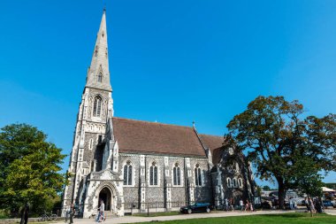 Kopenhag, Danimarka - 27 Ağustos 2019: Kopenhag, Danimarka 'da insanlarla dolu St. Alban Kilisesi cephesi