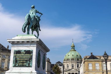 Danimarka 'nın başkenti Kopenhag' da bulunan Amalienborg Sarayı Meydanı ve Frederik Kilisesi 'nin (Frederiks Kirke) ortasında bulunan Kral V. Frederick' in binicilik heykeli.
