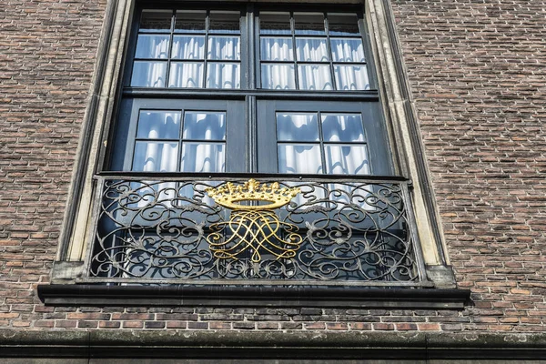 Gouden Smeedijzeren Koninklijk Schild Een Raam Amalienborg Kopenhagen Denemarken — Stockfoto