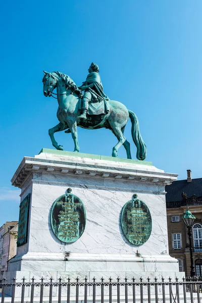 デンマークのコペンハーゲンにあるアメリアンボルグ宮殿広場の中央にあるフレデリック5世の騎馬像 — ストック写真