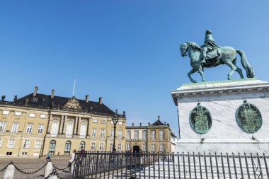 Kopenhag, Danimarka - 27 Ağustos 2019: Kral V. Frederick 'in Binicilik Heykeli ve Amalienborg Meydanı, Kopenhag, Danimarka' da insanlarla çevrili Hristiyan Sarayı (Levetzau Palace) cephesi